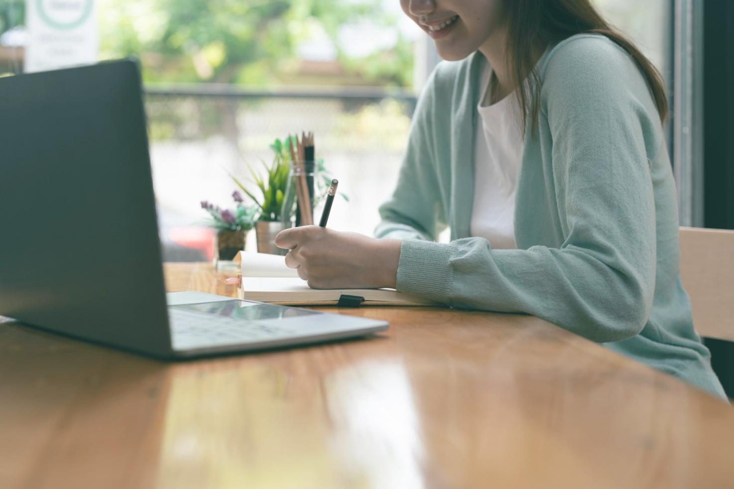 Studenti che seguono lezioni di monitoraggio performance online
